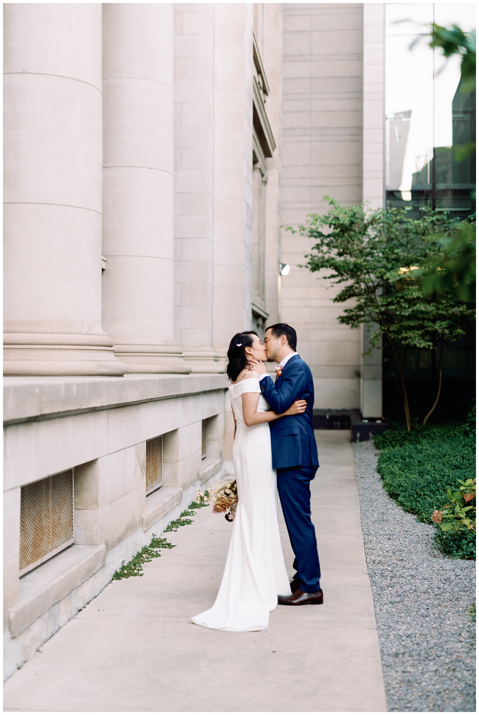 bride and groom portraits gardiner museum downtown toronto modern romantic wedding jacqueline james photography