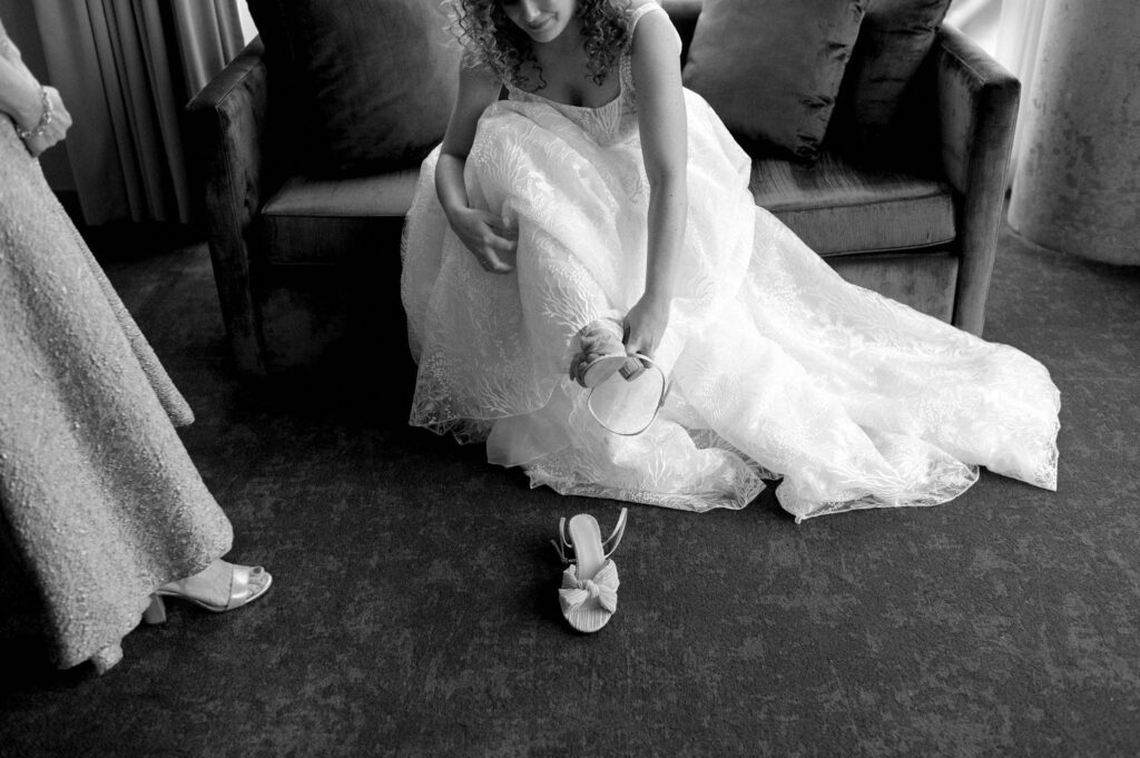 bride getting into wedding dress with mom at hotel x toronto 